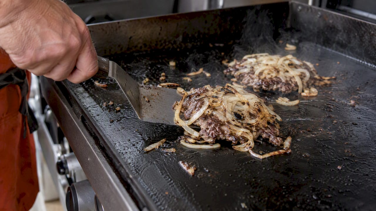 Κρεμμύδια καραμελωμένα πάνω σε onion burger